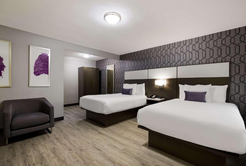Double Room with Two Double Beds - Walk-in Shower interior